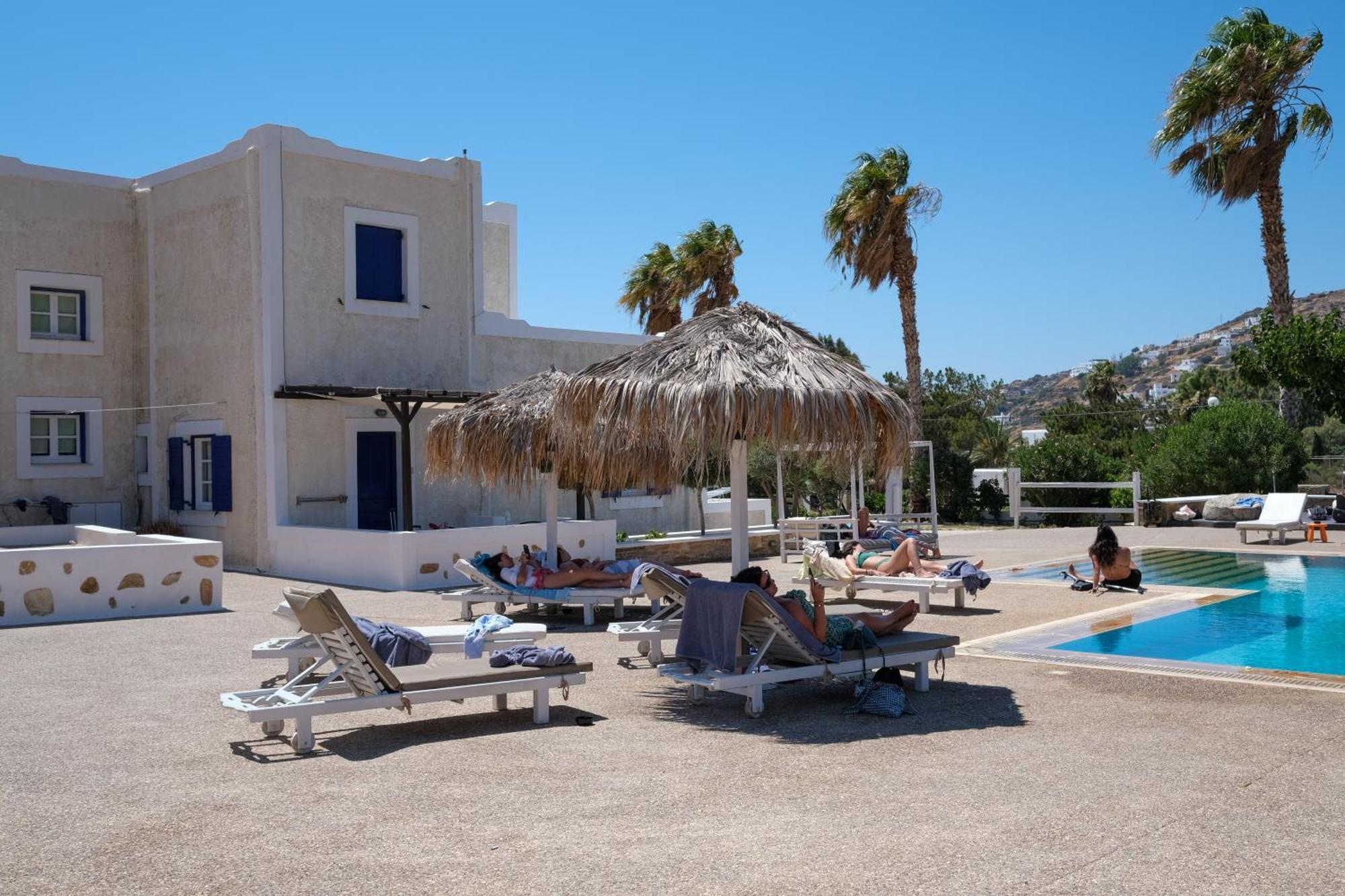 Paradise Aparthotel 3*
